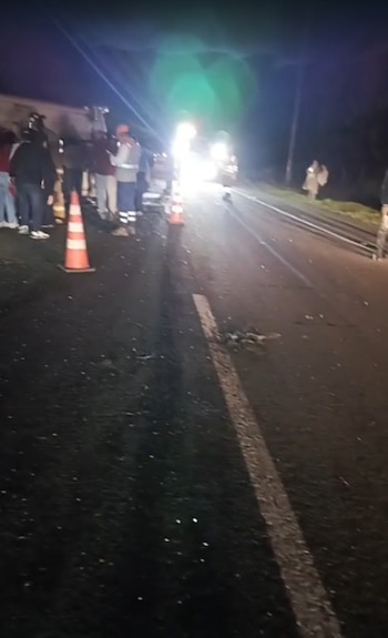 El volcamiento del bus ocurrió en el sector Alto del Tigre, entre los municipios de Suesca y Chocontá - crédito Captura video