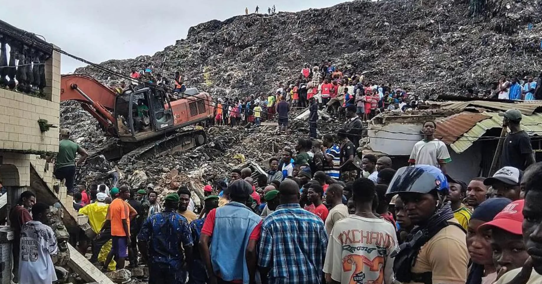 Guinea: un alud de basura sepultó casas en Conakri y dejó al menos 30 muertos