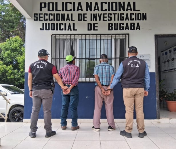 Dos sospechosos, de 53 y 65 años, fueron ubicados y aprehendidos por realizar una supuesta estafa telefónica. (PN)