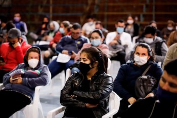 FOTO DE ARCHIVO: Decenas de