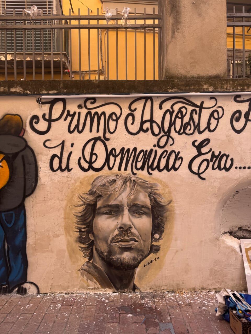 Los ultras también le pidieron que retratara a Cristian Vollaro, músico callejero muy querido por el barrio y autor del último himno del Napoli