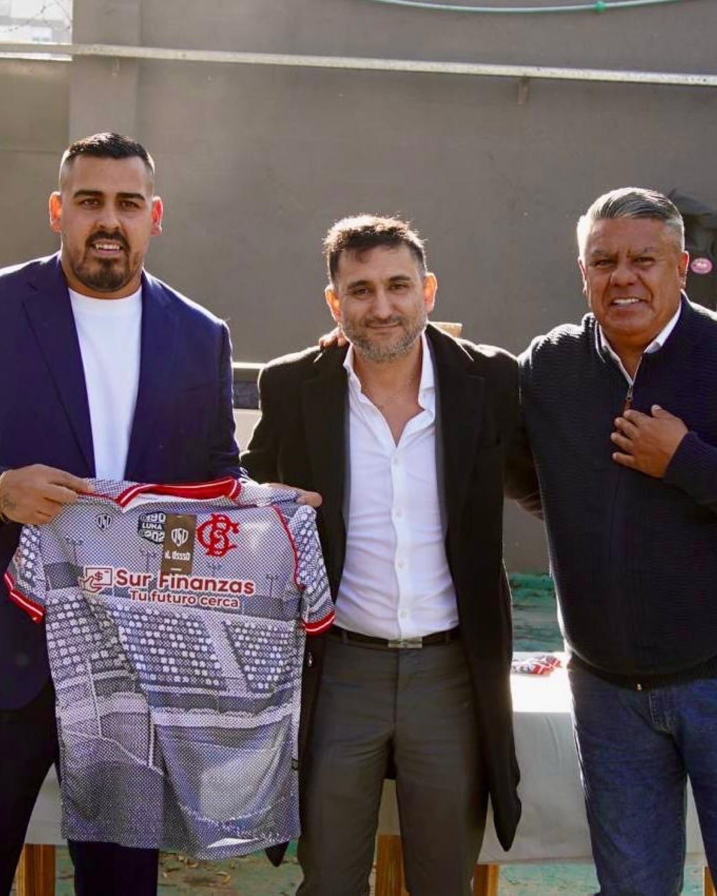 Vallejo y Chiqui Tapi con la camiseta de Barracas Central