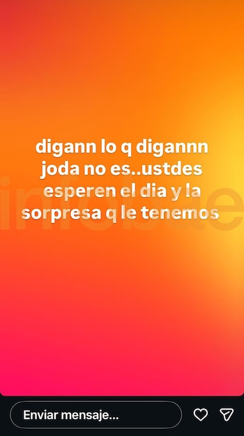 Captura de pantalla de una publicación en redes sociales con fondo degradado naranja y rojo, mostrando texto blanco: 'esperen el dia y la sorpresa q le tenemos'