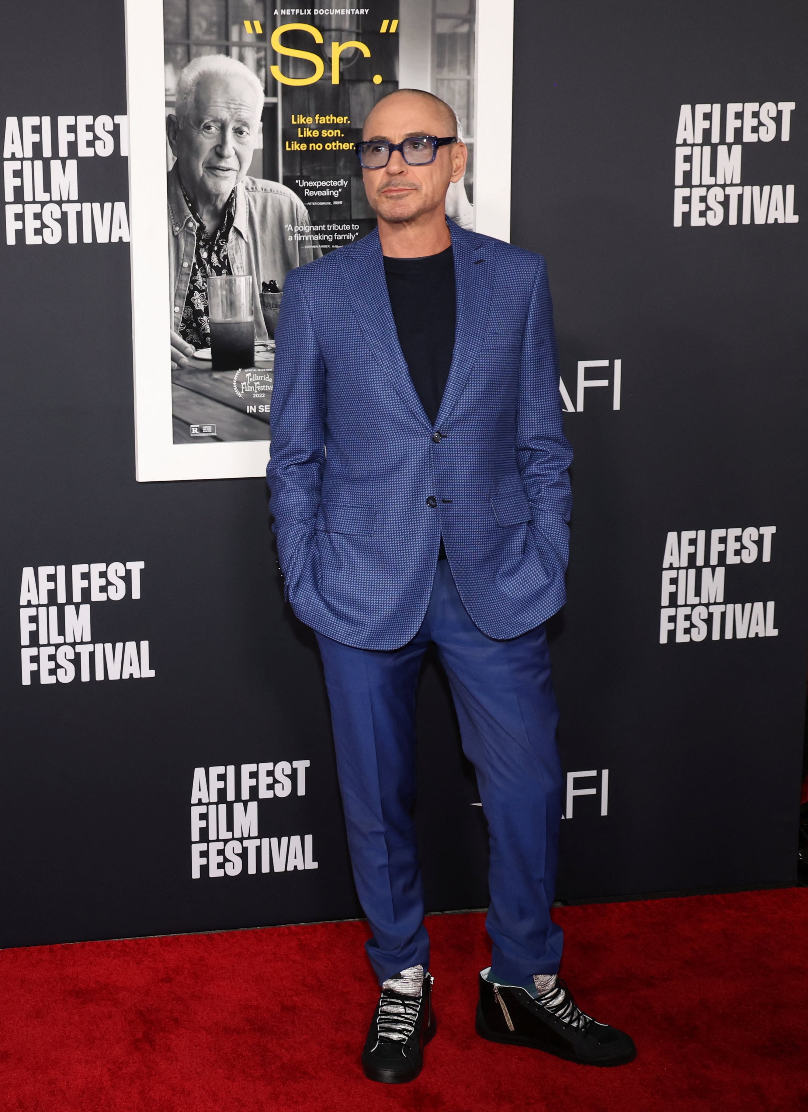 Traje azul brillante con patrón de cuadros, camiseta azul oscuro y zapatillas deportivas negras en el AFI Fest (REUTERS/Mario Anzuoni)