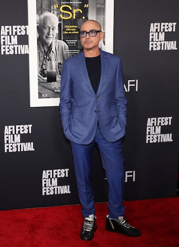 Traje azul brillante con patrón de cuadros, camiseta azul oscuro y zapatillas deportivas negras en el AFI Fest (REUTERS/Mario Anzuoni)