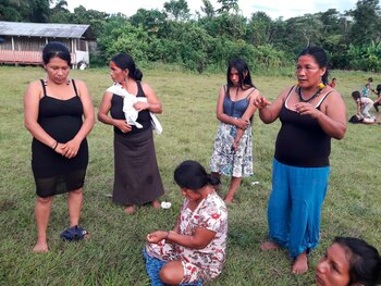 Fotografía del pasado 19 de junio que muestra a un grupo de mujeres durante una sesión de empoderamiento, en la aldea de Llamchamacocha (Ecuador). EFE/ Daniela Brik