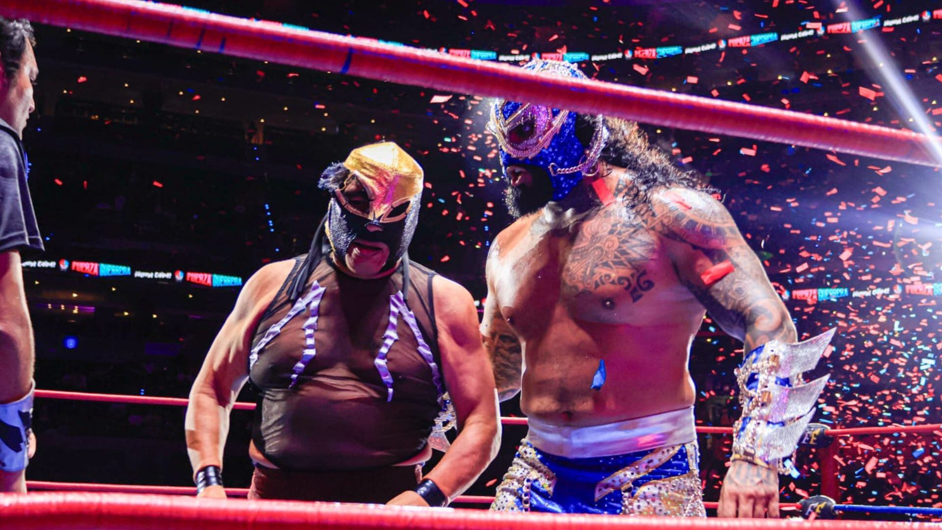 El Mosco de la Merced (izquierda) dio su adiós definitivo de la lucha libre en su función