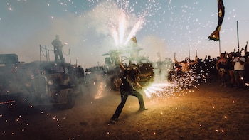 Monegros, el festival de música ‘rave’ en el desierto que te recordará a ‘Sirât’ y homenajea las fiestas clandestinas de los 90