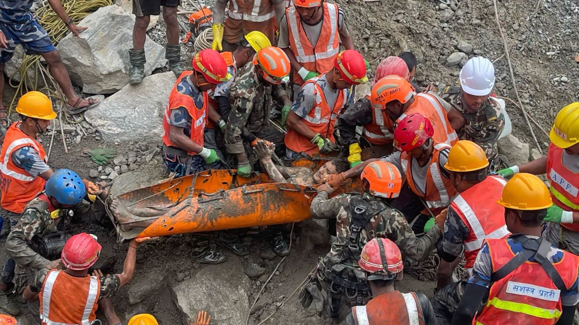 Kabir Maharjan, uno de los 2 trabajadores hallados con vida este viernes en un túnel sepultado por la riada de barro y escombros en Nepal (X)