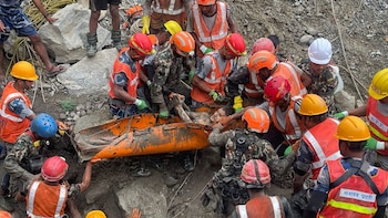 Kabir Maharjan, uno de los 2 trabajadores hallados con vida este viernes en un túnel sepultado por la riada de barro y escombros en Nepal (X)