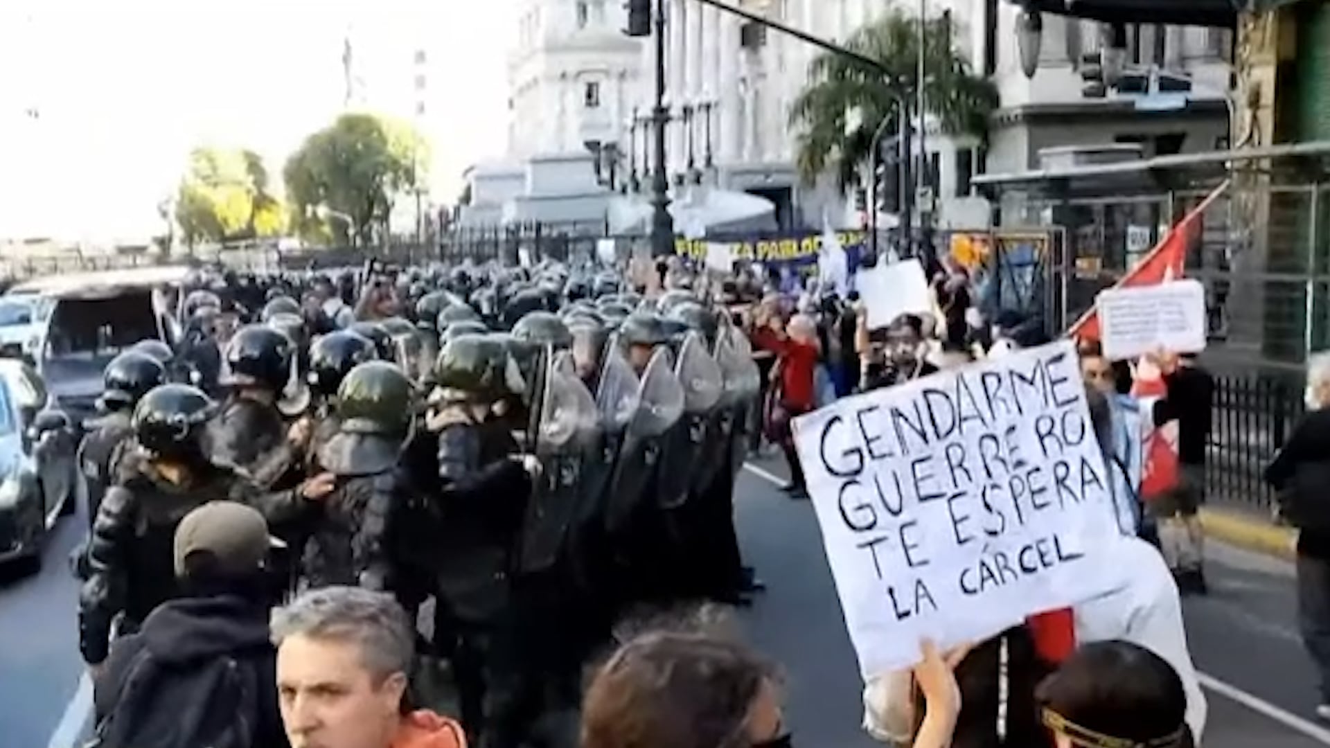 El protocolo en acción en las puertas del Congreso durante una protesta de jubilados