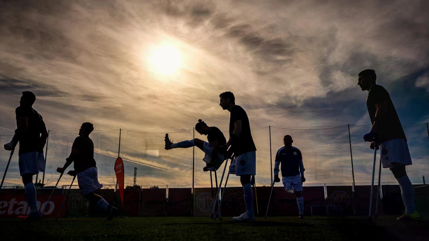 Los encuentros de fútbol para amputados se disputan con siete jugadores por equipo y en canchas de dimensiones reducidas (AP/Andreea Alexaandru)