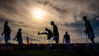 Los encuentros de fútbol para amputados se disputan con siete jugadores por equipo y en canchas de dimensiones reducidas (AP/Andreea Alexaandru)
