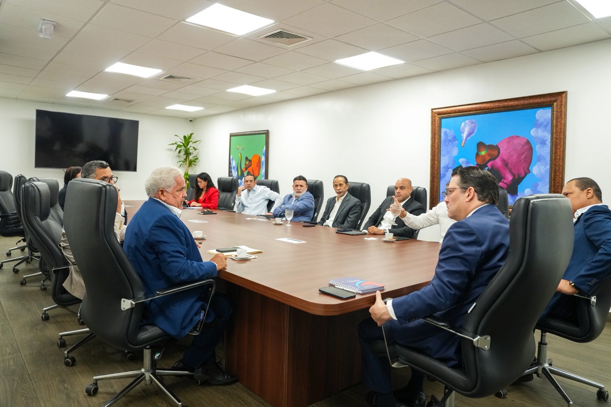 Las comisiones por pagos con tarjeta oscilan entre 1.95 % y 2.50 % y absorben entre 25 % y 36 % del margen bruto de comercialización de combustibles. (Foto: Redes sociales Eduardo Sanz Lovatón, ministro de Industria, Comercio y Mipymes)