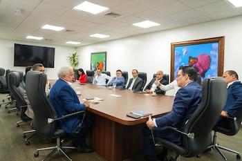 Las comisiones por pagos con tarjeta oscilan entre 1.95 % y 2.50 % y absorben entre 25 % y 36 % del margen bruto de comercialización de combustibles. (Foto: Redes sociales Eduardo Sanz Lovatón, ministro de Industria, Comercio y Mipymes)