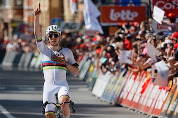 Tadej Pogacar conquistó el Mundial de ciclismo en ruta de 2024 y sucedió en el historial al neerlandés Mathieu Van der Poel-crédito Geert Vanden Wijngaert/AP Foto