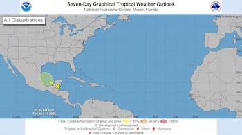 Mapa del Centro Nacional de Huracanes mostrando una perturbación tropical con baja probabilidad de formación en el Golfo de México, cerca de la Península de Yucatán.