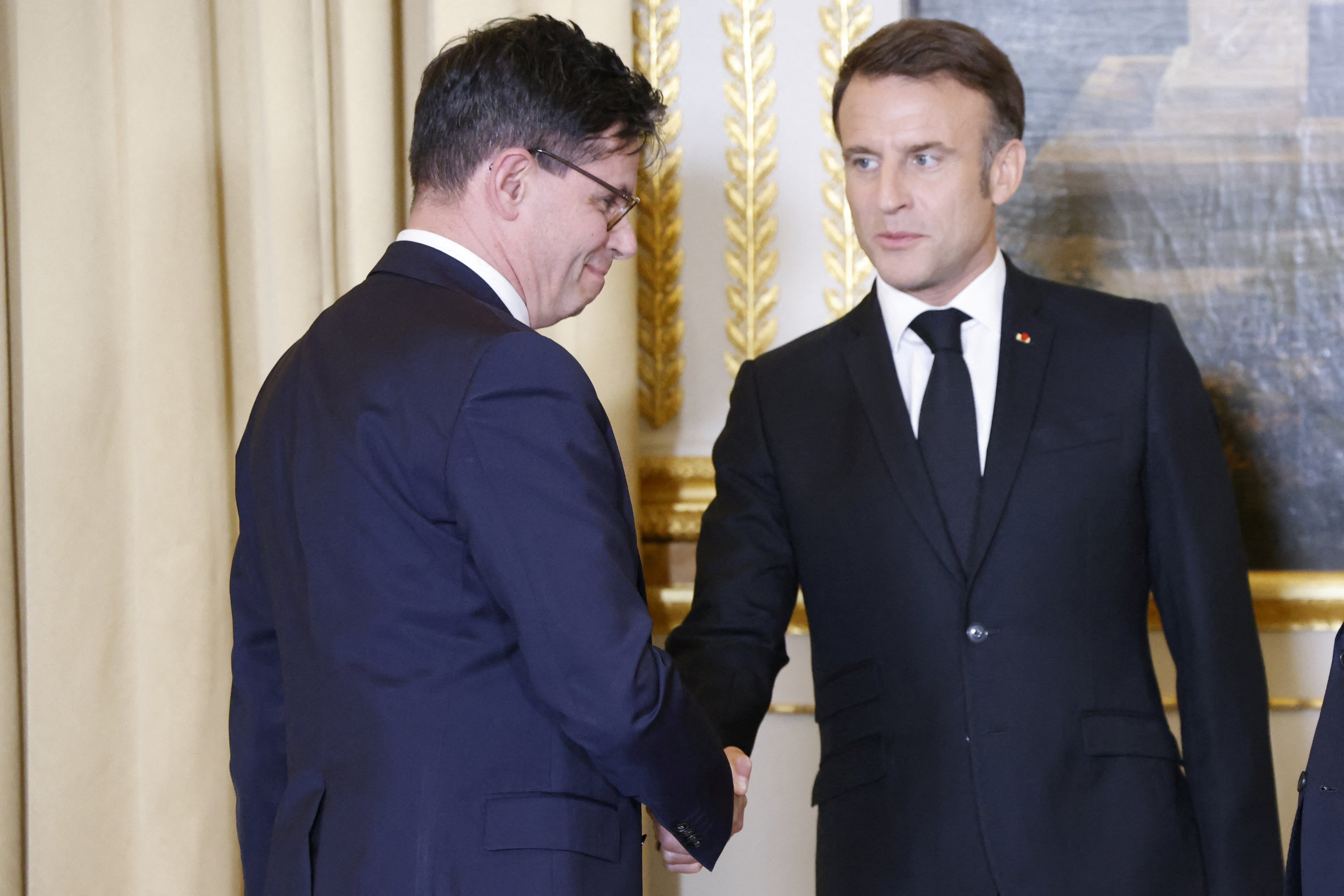 El presidente francés Emmanuel Macron saluda a Christophe Leribault en el Palacio del Elíseo, en París, el 6 de mayo de 2024 (Ludovic Marin/Pool via REUTERS)