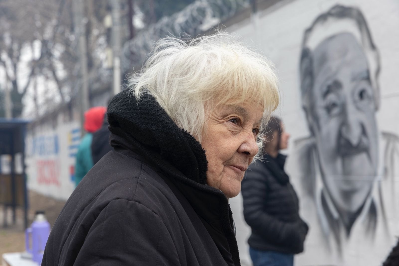 La viuda de José Mujica, Lucía Topolansky, durante la pintada de un mural en memoria del ex presidente uruguayo (MPP)