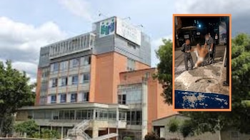 Las imágenes indican que dos personas que serían trabajadores del Hospital La María participaron del traslado del paciente hasta la acera - crédito Hospital La María/CCaptura video redes sociales