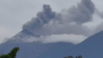 El Insivumeh advierte que el volcán de Fuego en Guatemala mantiene explosiones y puede generar caída de ceniza