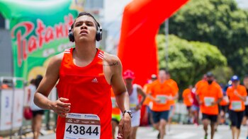 Con inscripciones a la media