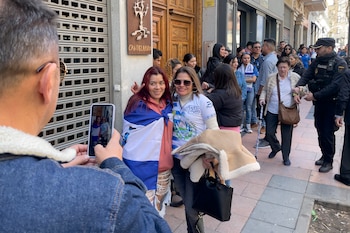 Votantes salvadoreños hacen cola en