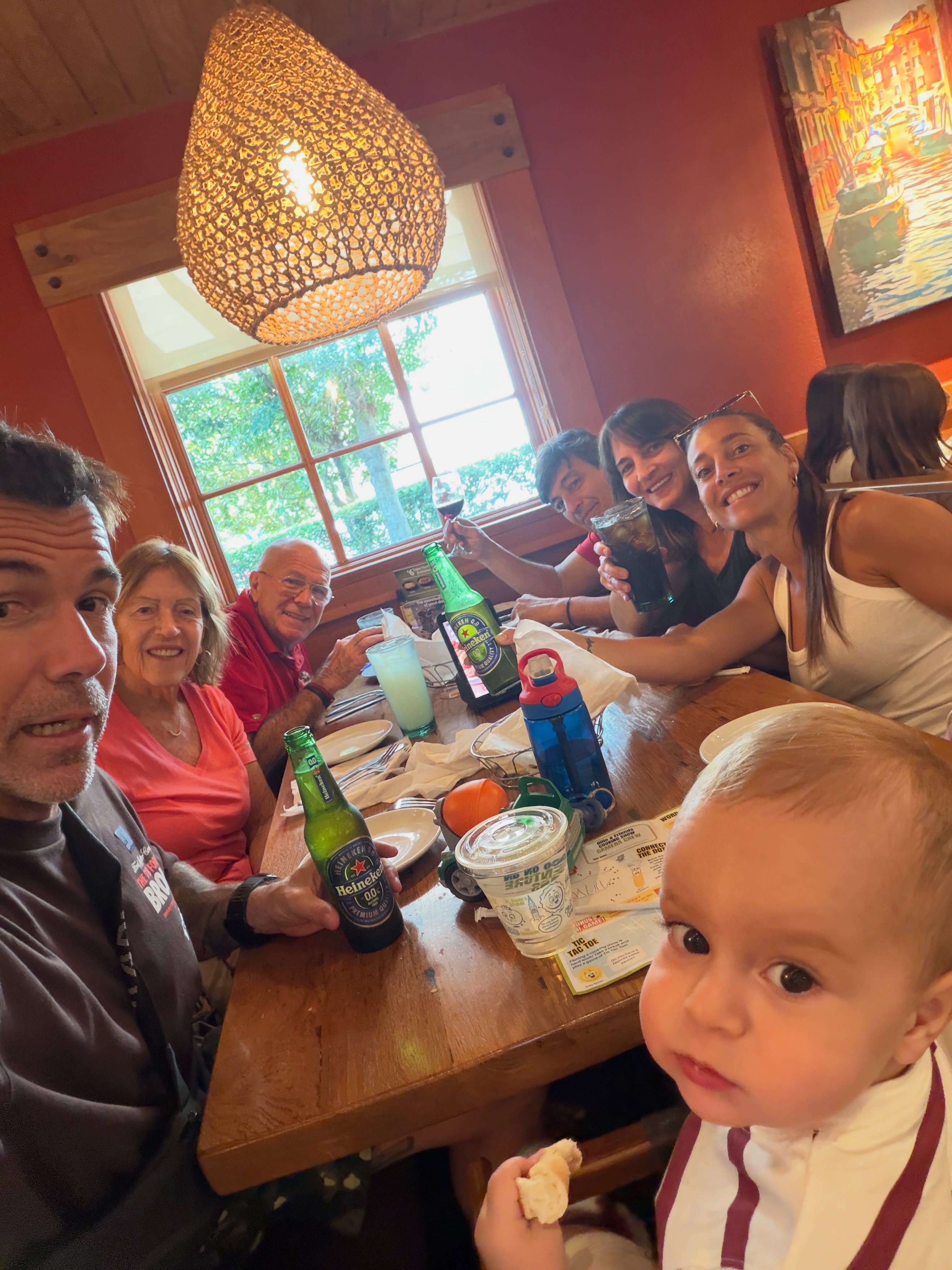 Sol Pérez y su esposo Guido Mazzoni comparten una comida en un restaurante junto a su hijo Marco y los abuelos en un alto del viaje