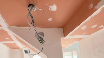 Esta es la verdadera razón por la que los electricistas le hacen nudos a los cables del techo
