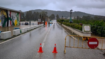Más de 170 carreteras permanecen