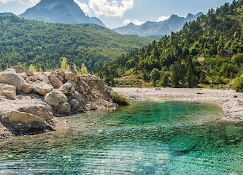 El área del río Gashi, rodeada de bosques de hayas (NTA)