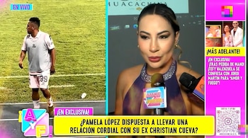 Pantalla dividida con un futbolista en una cancha a la izquierda y una mujer hablando frente a dos micrófonos a la derecha
