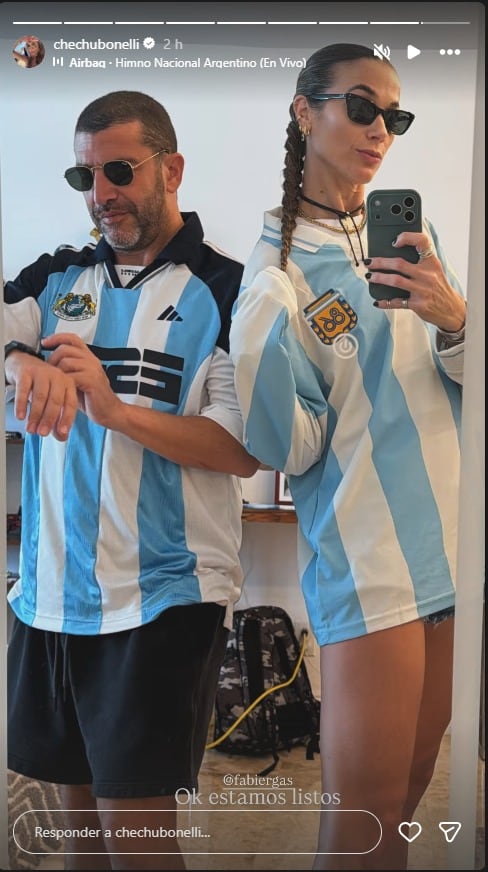 Chechu Bonelli y Fabián García visten camisetas de la selección argentina de fútbol en Miami.