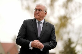 Frank-Walter Steinmeier dijo a su llegada a la ciudad que “era importante para mí, en esta fase de los ataques aéreos con drones, misiles de crucero y proyectiles enviar una señal de solidaridad a los ucranianos”, reportó la agencia noticiosa alemana dpa. Markus Schreiber/Pool via REUTERS