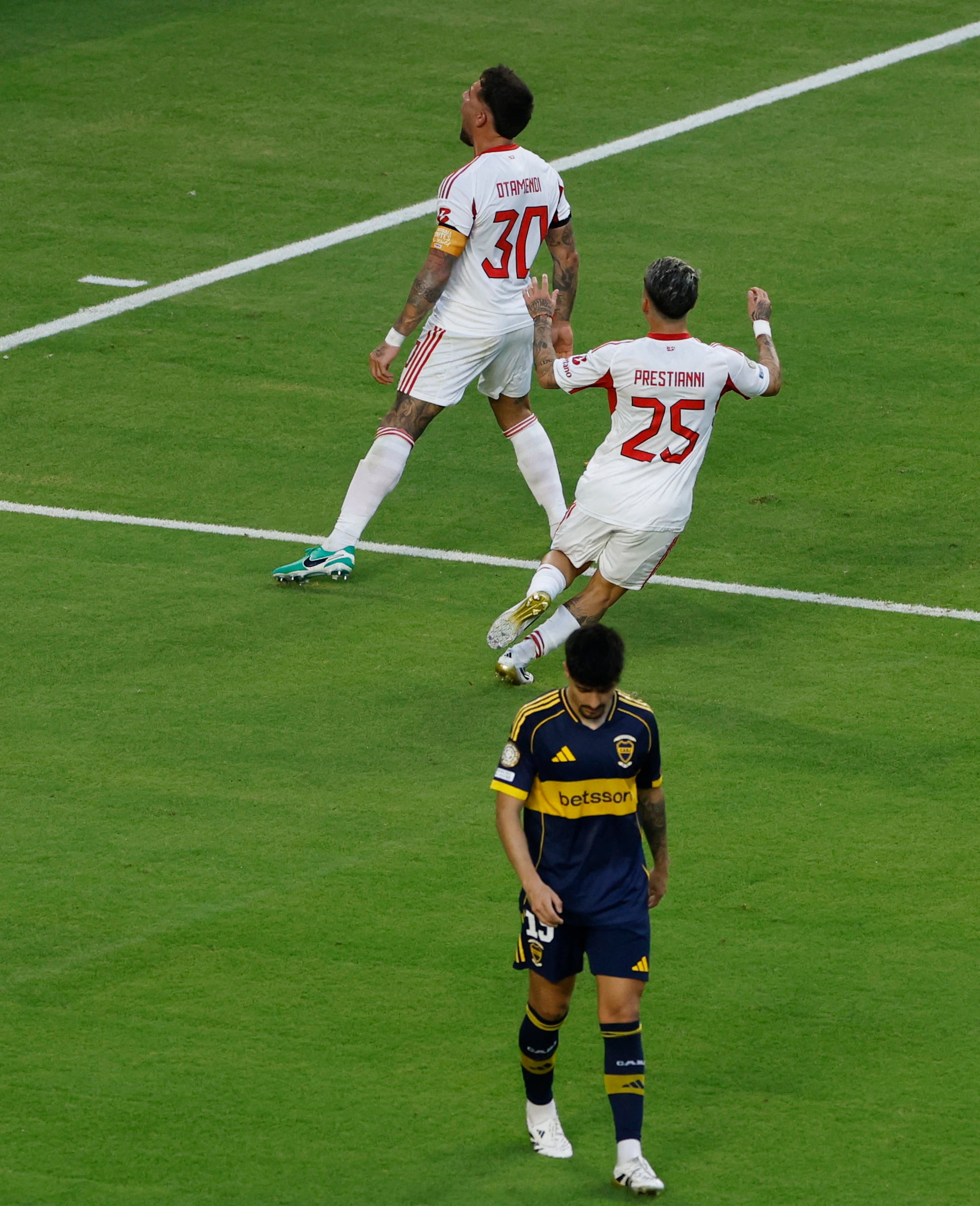 Otamendi celebró su gol mirando a los hinchas de Boca (REUTERS/Marco Bello)