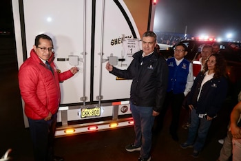 Fotografía cedida por la Oficina Nacional de Procesos Electorales (ONPE) que muestra al jefe interino de la ONPE, Bernardo Pachas (c), junto a funcionarios de la entidad posando durante el operativo de despliegue nacional para la distribución del material electoral destinado a la segunda vuelta de las elecciones presidenciales de Perú este viernes, en Lima (Perú). EFE/ ONPE