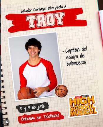Joven sonriente, Salvador Cernadas, con camiseta blanca y roja, sosteniendo un balón de baloncesto. Rodeado de texto promocional de "High School Musical" sobre un cuaderno