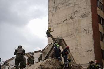 Ingenieros de la misión israelí inspeccionan la estructura de un edificio dañado por el sismo. (Gentileza FDI)