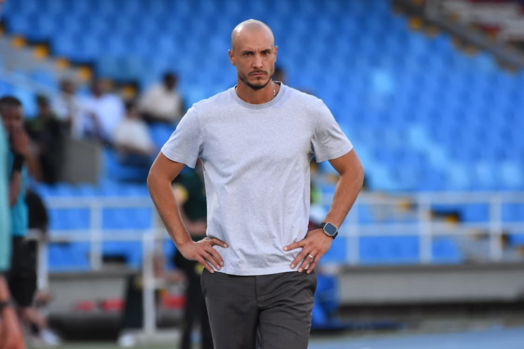 El técnico David González acusó a los equipos de seguridad en Palmaseca por exponer a los jugadores del América a los ataques - crédito Colprensa