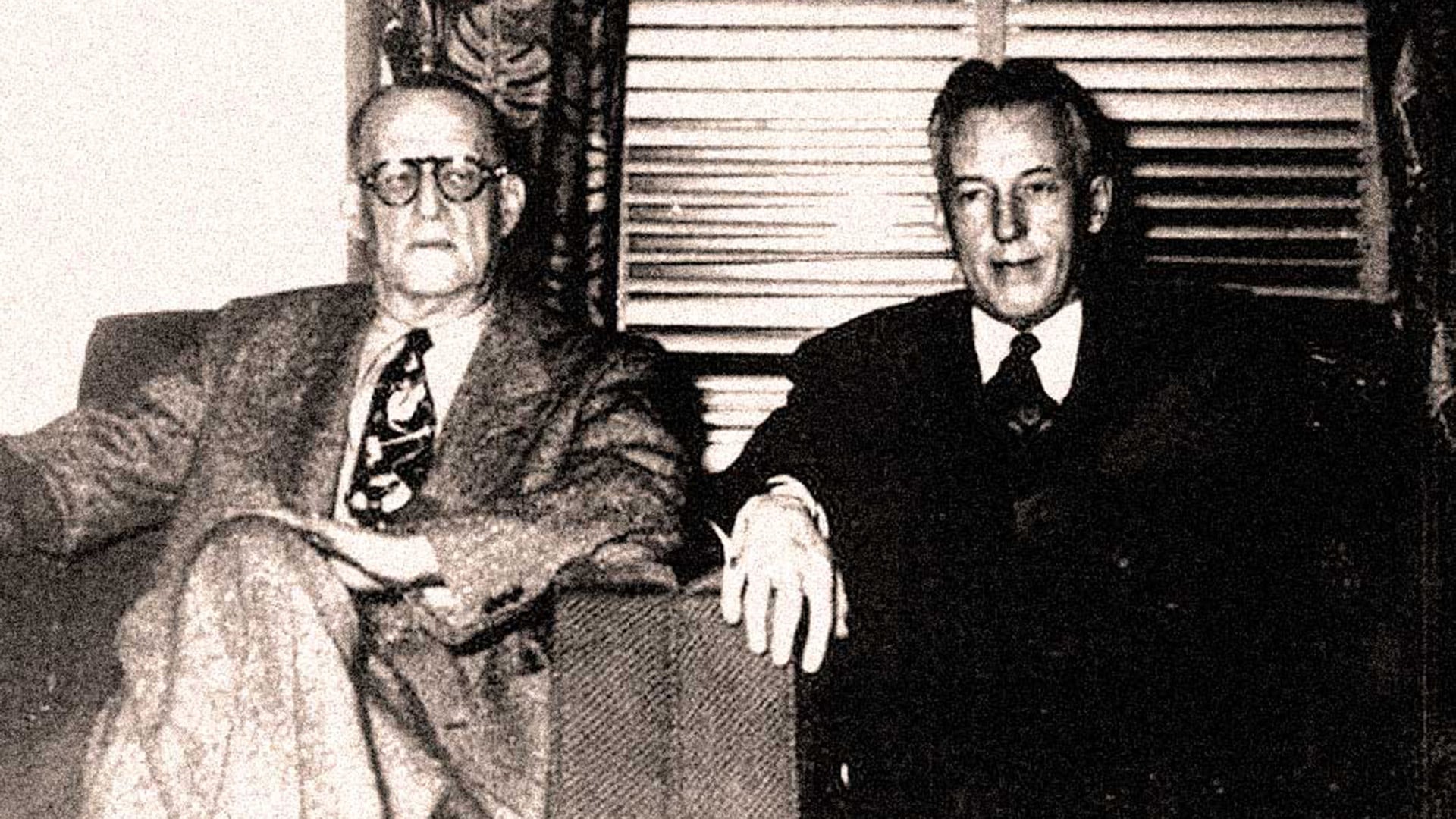 Cuando la iniciativa comenzó a expandirse, Wilson y Smith decidieron que nadie se beneficiara económicamente con ella y establecieron que para eso era necesario mantener las identidades de los miembros en secreto. Para dar el ejemplo William Wilson pasó a llamarse simplemente “Bill W.” y Robert Smith pasó a ser “el doctor Bob”. Sus verdaderos nombres se harían públicos recién después de sus muertes