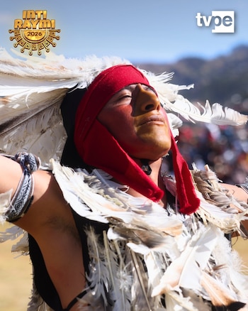 Hombre con tocado de plumas blancas y cinta roja en la cabeza, rostro pintado, traje de plumas. Fondo borroso con multitud y cerros. Logos Inti Raymi y TVPE