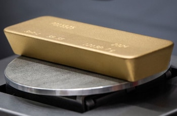 El oro es una inversión segura a largo plazo y su valor generalmente se mueve contrario a los mercados bursátiles (REUTERS/Alexander Manzyuk)