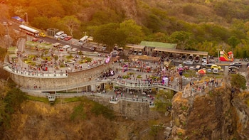 Visitantes disfrutan de las instalaciones remodeladas en la Puerta del Diablo, uno de los principales miradores turísticos de El Salvador, durante la temporada de vacaciones agostinas (Cortesía: ISTU).