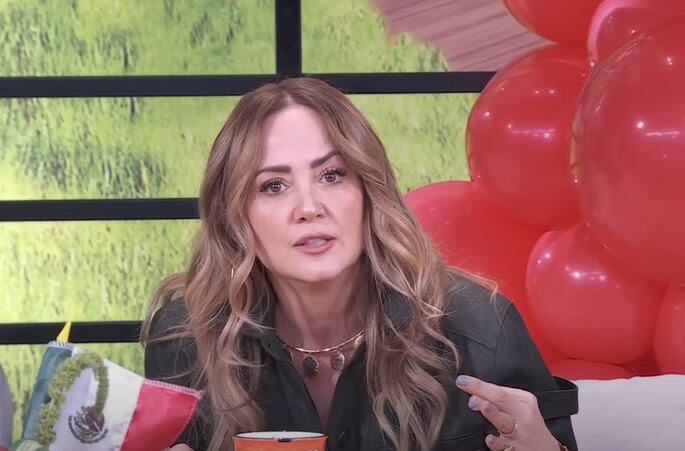 Andrea Legarreta se fue de un encuentro con los medios luego de que el reportero de Chisme No Like le preguntara sobre Erik Rubín (Captura de pantalla/Hoy)