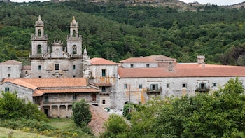 El pueblo de 33 habitantes que esconde ‘El Escorial’ gallego: tardó cuatro siglos en construirse y es el segundo monasterio más grande del país