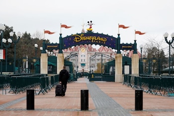 Um homem caminha em direção ao portão principal do parque temático Disneyland Paris, em Marne-la-Vallée. (REUTERS/Charles Platiau)