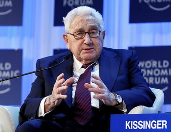 Henry Kissinger habla durante la