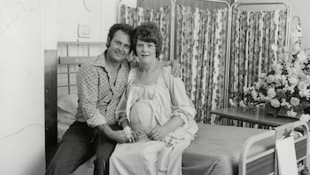 Durmieron en un vagón abandonado y terminaron cambiando la historia de la medicina: el gran amor detrás del primer bebé probeta