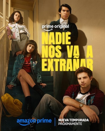 Cuatro jóvenes posan en una escalera. Arriba se lee Prime Original Nadie Nos Va A Extrañar. Abajo se lee Amazon Prime Nueva Temporada Próximamente