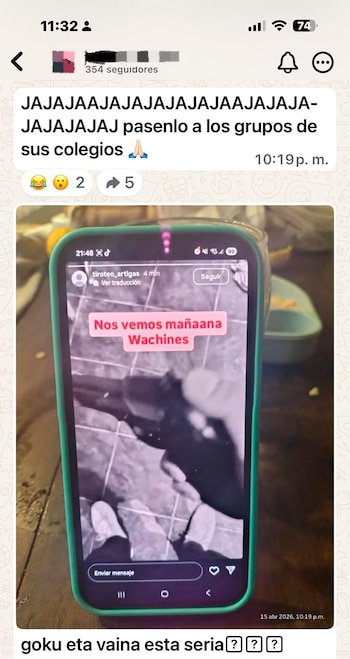 Primer plano de un teléfono móvil mostrando una pantalla con una publicación de redes sociales en blanco y negro de pies sobre un suelo de baldosas y texto amenazante